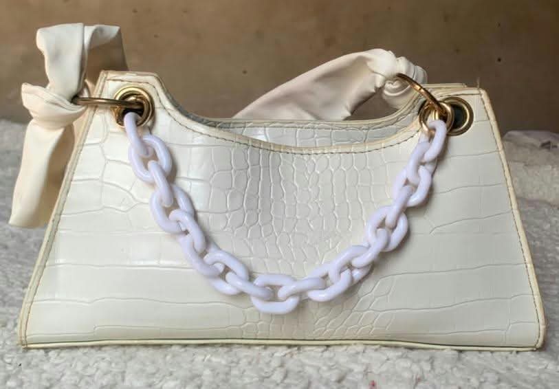 White croc-effect bag with chain handle